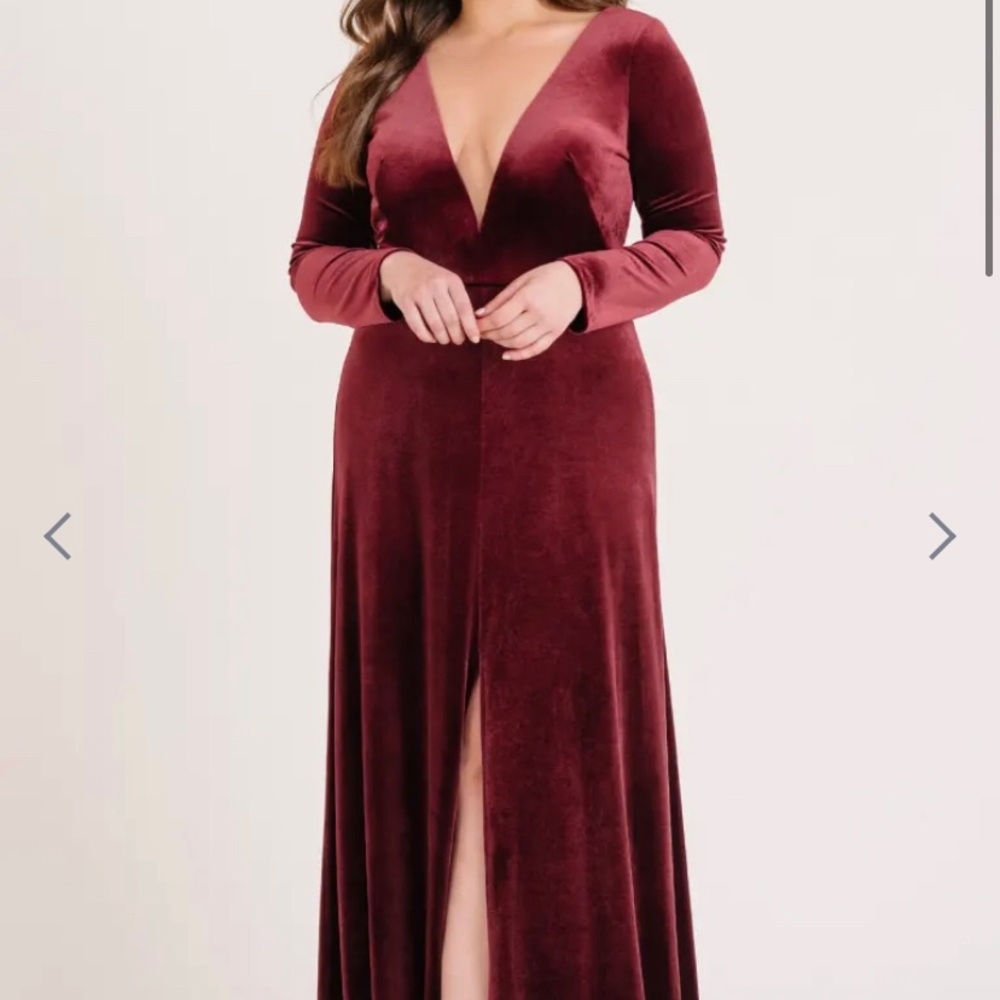 Open back/ V neck velvet gown. With middle slit. I’m 5’9 hemmed one inch.